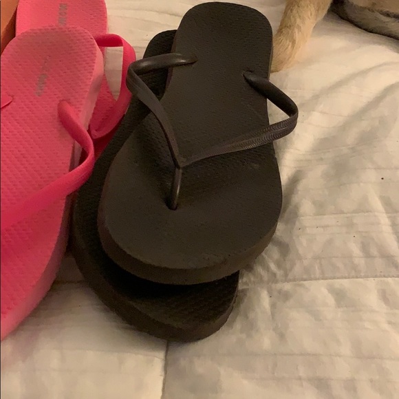 Flip Flops - Set of 5. They are a size 6/7-7/8 - Picture 5 of 5